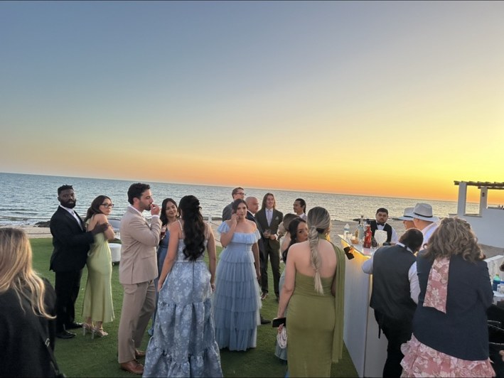 Ambiente del evento al atardecer
