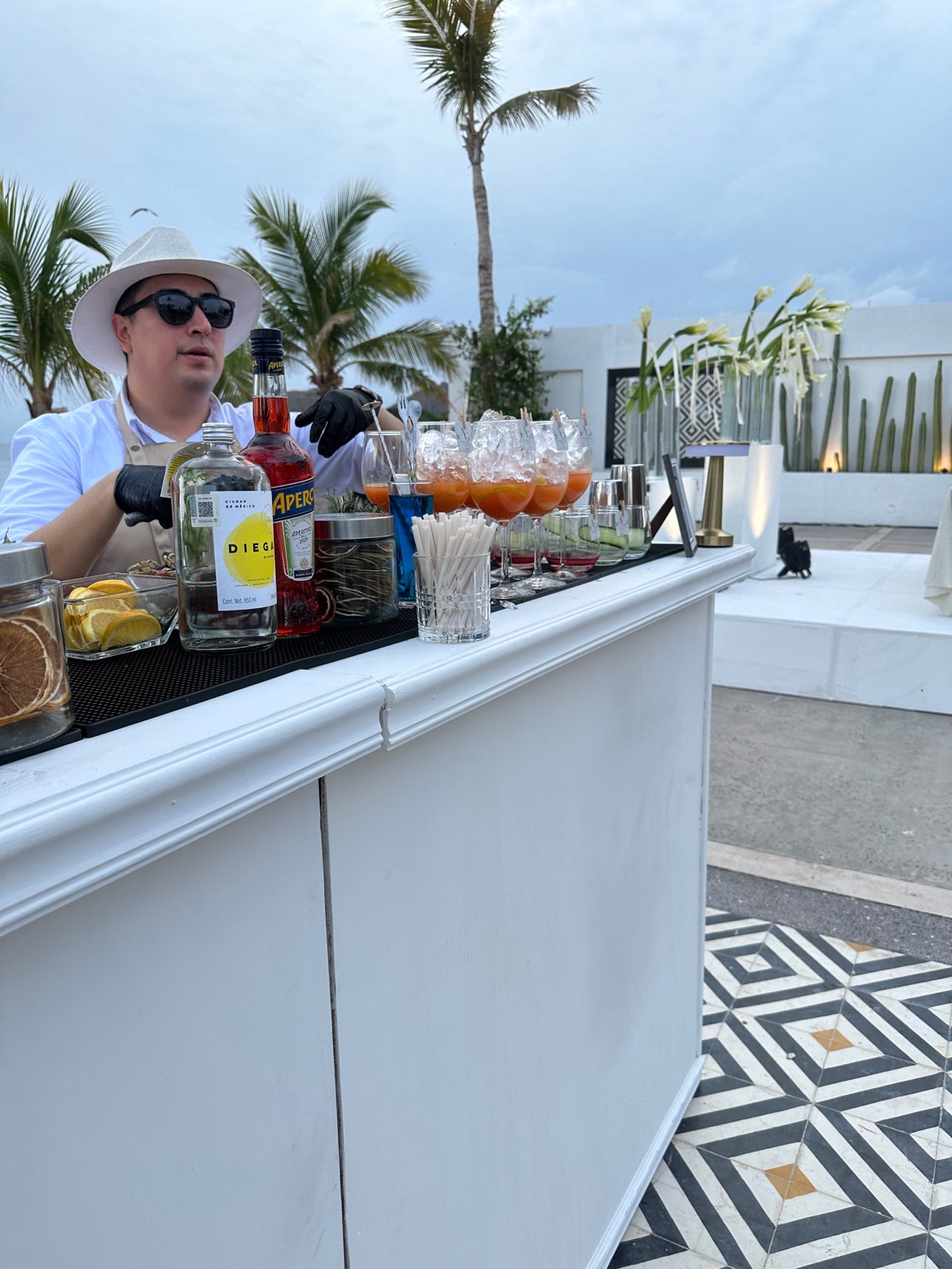 Bartender Son Drinks atendiendo la barra