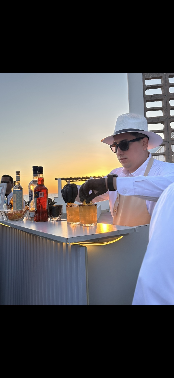 Bartender Son Drinks preparando cócteles al atardecer