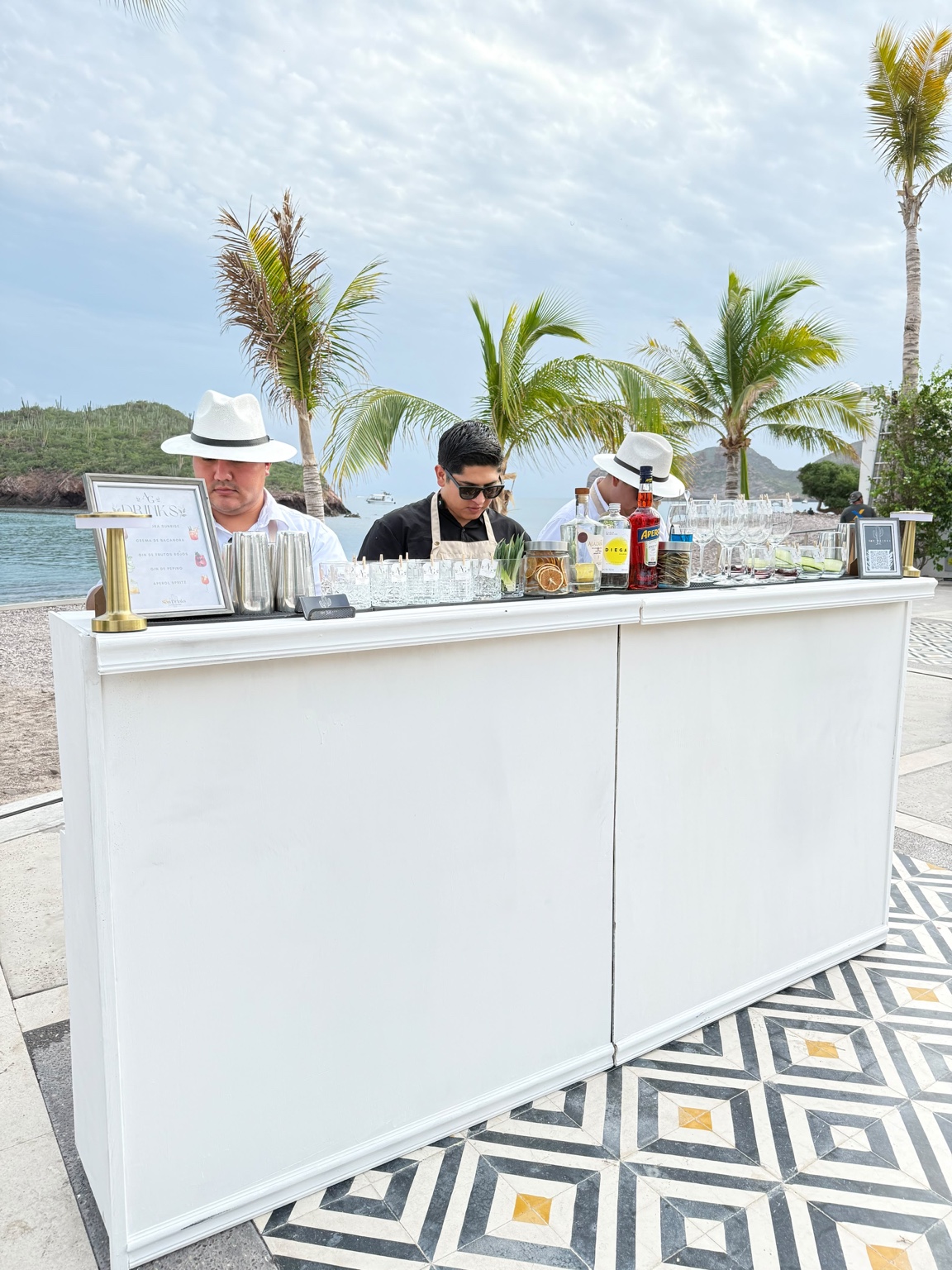 Equipo Son Drinks trabajando en evento