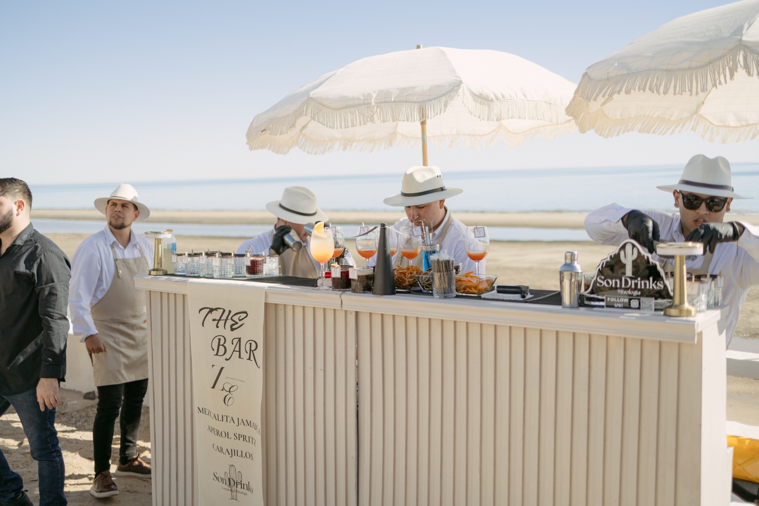 Fotografía original del montaje Son Drinks frente al mar